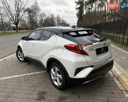 Белый Тойота C-HR, объемом двигателя 1.2 л и пробегом 105 тыс. км за 15500 $, фото 2 на Automoto.ua