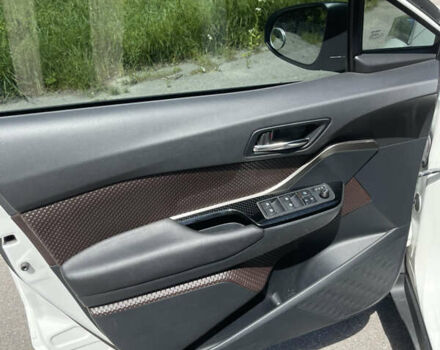 Белый Тойота C-HR, объемом двигателя 1.2 л и пробегом 81 тыс. км за 19000 $, фото 30 на Automoto.ua