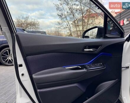 Белый Тойота C-HR, объемом двигателя 1.2 л и пробегом 168 тыс. км за 16900 $, фото 10 на Automoto.ua