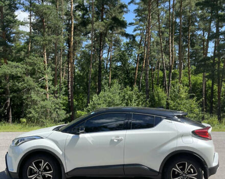 Белый Тойота C-HR, объемом двигателя 1.2 л и пробегом 81 тыс. км за 19000 $, фото 1 на Automoto.ua