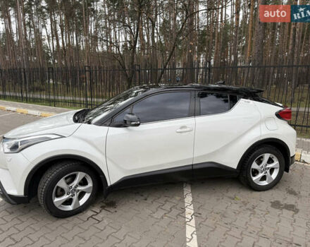 Белый Тойота C-HR, объемом двигателя 1.2 л и пробегом 105 тыс. км за 15500 $, фото 1 на Automoto.ua