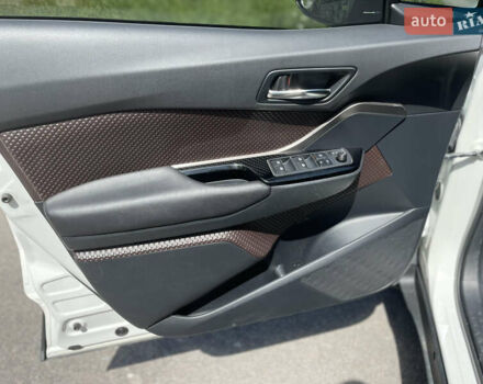 Белый Тойота C-HR, объемом двигателя 1.2 л и пробегом 81 тыс. км за 19000 $, фото 31 на Automoto.ua