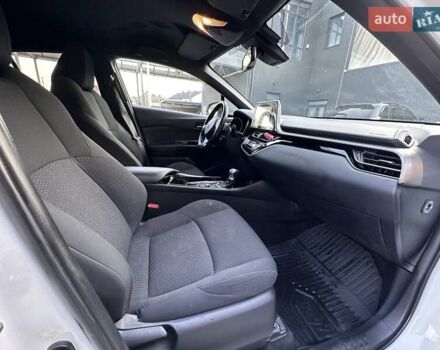 Белый Тойота C-HR, объемом двигателя 1.8 л и пробегом 161 тыс. км за 20500 $, фото 19 на Automoto.ua