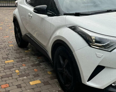 Белый Тойота C-HR, объемом двигателя 1.2 л и пробегом 110 тыс. км за 19500 $, фото 2 на Automoto.ua