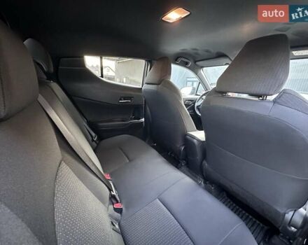 Белый Тойота C-HR, объемом двигателя 1.8 л и пробегом 161 тыс. км за 20500 $, фото 24 на Automoto.ua