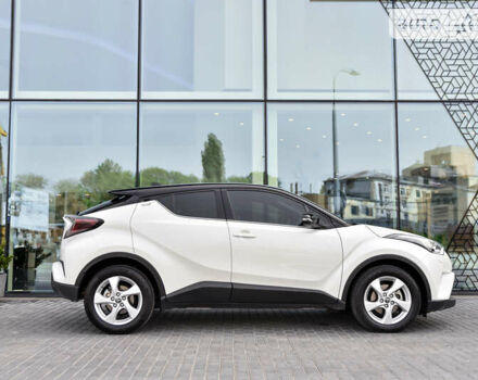 Білий Тойота C-HR, об'ємом двигуна 1.99 л та пробігом 55 тис. км за 22300 $, фото 2 на Automoto.ua