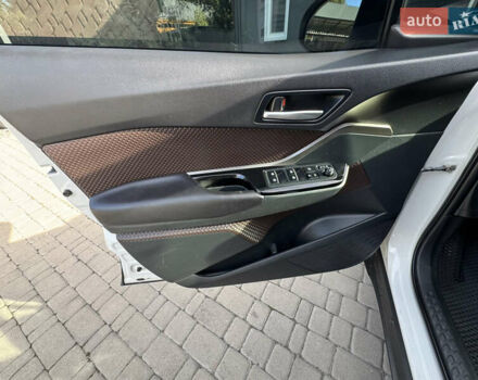 Белый Тойота C-HR, объемом двигателя 1.2 л и пробегом 140 тыс. км за 20000 $, фото 12 на Automoto.ua