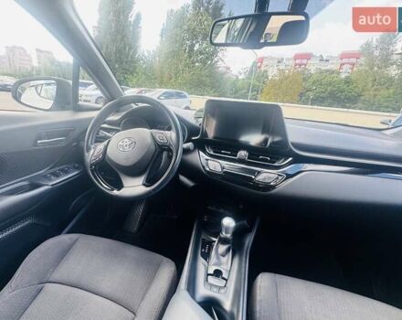 Білий Тойота C-HR, об'ємом двигуна 1.2 л та пробігом 100 тис. км за 18500 $, фото 4 на Automoto.ua