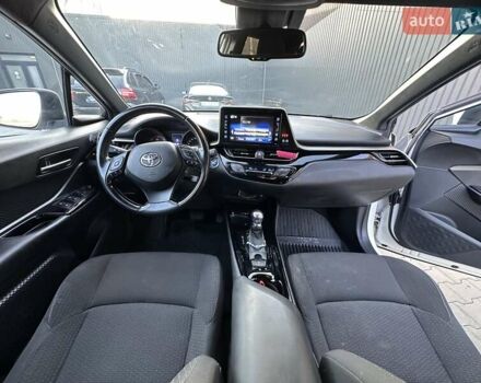 Белый Тойота C-HR, объемом двигателя 1.8 л и пробегом 161 тыс. км за 20500 $, фото 25 на Automoto.ua