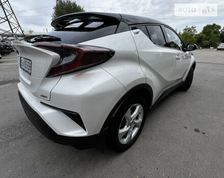 Белый Тойота C-HR, объемом двигателя 1.2 л и пробегом 108 тыс. км за 20500 $, фото 2 на Automoto.ua