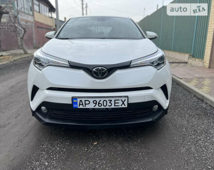 Белый Тойота C-HR, объемом двигателя 2 л и пробегом 47 тыс. км за 19900 $, фото 2 на Automoto.ua