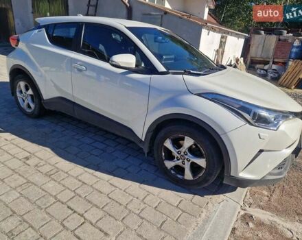 Белый Тойота C-HR, объемом двигателя 1.2 л и пробегом 77 тыс. км за 15500 $, фото 2 на Automoto.ua