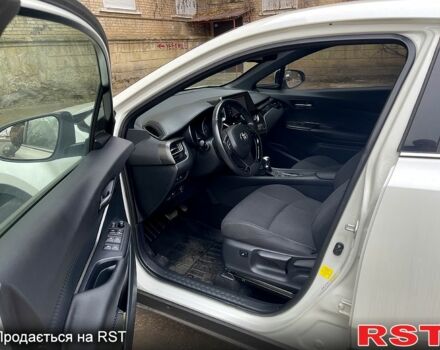 Белый Тойота C-HR, объемом двигателя 2 л и пробегом 42 тыс. км за 17000 $, фото 5 на Automoto.ua
