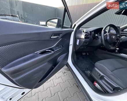 Белый Тойота C-HR, объемом двигателя 1.8 л и пробегом 161 тыс. км за 20500 $, фото 29 на Automoto.ua