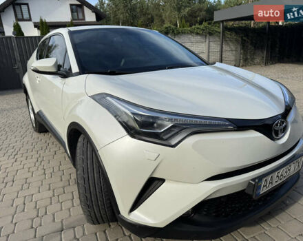 Белый Тойота C-HR, объемом двигателя 1.2 л и пробегом 140 тыс. км за 20000 $, фото 1 на Automoto.ua