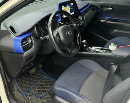 Белый Тойота C-HR, объемом двигателя 1.2 л и пробегом 110 тыс. км за 19500 $, фото 3 на Automoto.ua