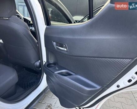 Белый Тойота C-HR, объемом двигателя 1.8 л и пробегом 161 тыс. км за 20500 $, фото 22 на Automoto.ua