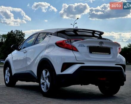 Белый Тойота C-HR, объемом двигателя 1.99 л и пробегом 117 тыс. км за 17000 $, фото 2 на Automoto.ua