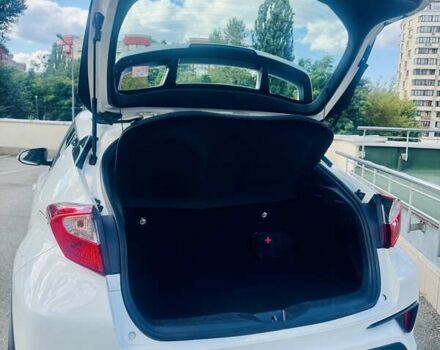 Білий Тойота C-HR, об'ємом двигуна 1.2 л та пробігом 100 тис. км за 18500 $, фото 2 на Automoto.ua