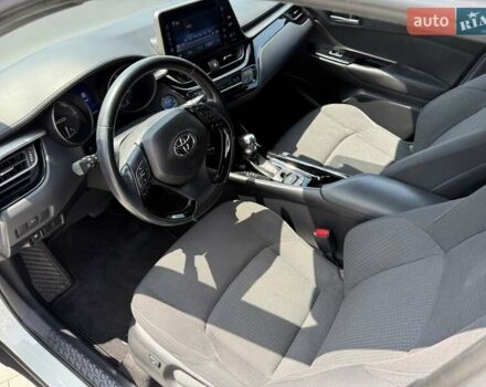Белый Тойота C-HR, объемом двигателя 1.8 л и пробегом 97 тыс. км за 23300 $, фото 19 на Automoto.ua