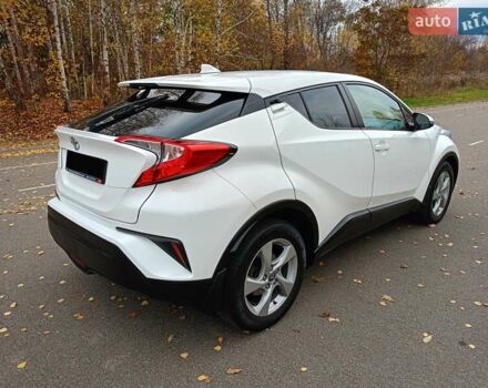 Белый Тойота C-HR, объемом двигателя 1.2 л и пробегом 93 тыс. км за 18698 $, фото 7 на Automoto.ua