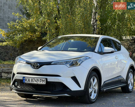 Белый Тойота C-HR, объемом двигателя 1.2 л и пробегом 57 тыс. км за 18750 $, фото 1 на Automoto.ua