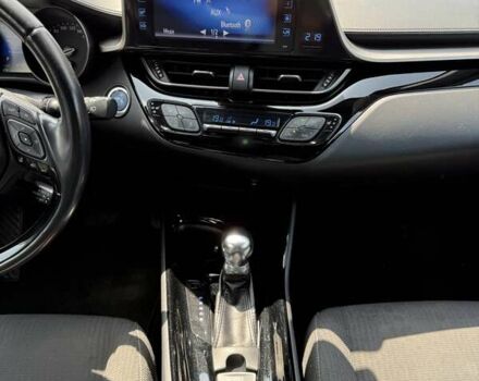 Белый Тойота C-HR, объемом двигателя 1.8 л и пробегом 97 тыс. км за 23300 $, фото 31 на Automoto.ua