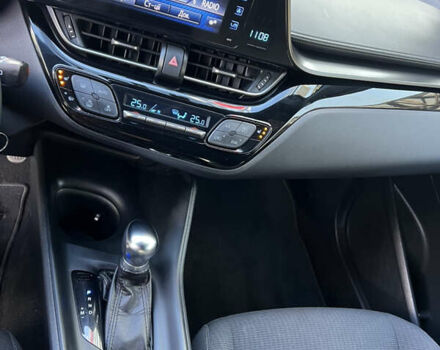 Белый Тойота C-HR, объемом двигателя 1.2 л и пробегом 57 тыс. км за 18750 $, фото 36 на Automoto.ua