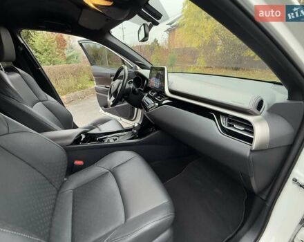 Белый Тойота C-HR, объемом двигателя 1.2 л и пробегом 88 тыс. км за 21500 $, фото 37 на Automoto.ua