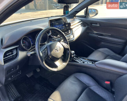 Белый Тойота C-HR, объемом двигателя 1.8 л и пробегом 144 тыс. км за 21900 $, фото 39 на Automoto.ua