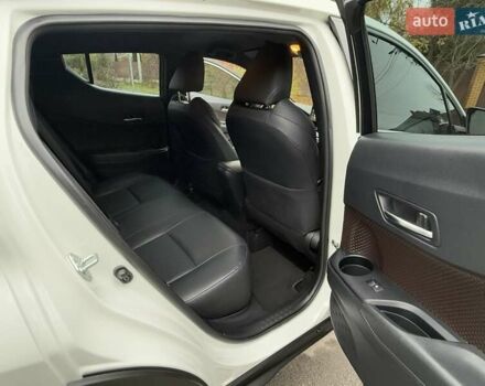 Белый Тойота C-HR, объемом двигателя 1.2 л и пробегом 88 тыс. км за 21500 $, фото 28 на Automoto.ua