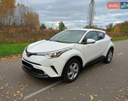 Белый Тойота C-HR, объемом двигателя 1.2 л и пробегом 93 тыс. км за 18698 $, фото 2 на Automoto.ua