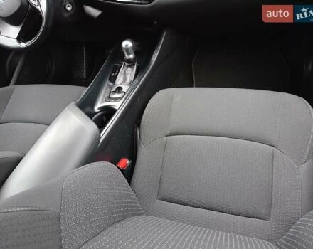 Белый Тойота C-HR, объемом двигателя 1.2 л и пробегом 93 тыс. км за 18698 $, фото 20 на Automoto.ua