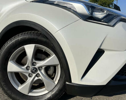 Белый Тойота C-HR, объемом двигателя 1.8 л и пробегом 144 тыс. км за 21900 $, фото 29 на Automoto.ua
