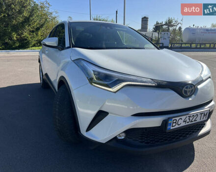 Белый Тойота C-HR, объемом двигателя 1.8 л и пробегом 139 тыс. км за 20900 $, фото 4 на Automoto.ua