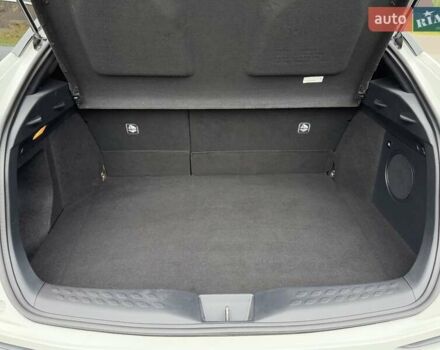 Белый Тойота C-HR, объемом двигателя 1.2 л и пробегом 88 тыс. км за 21500 $, фото 39 на Automoto.ua