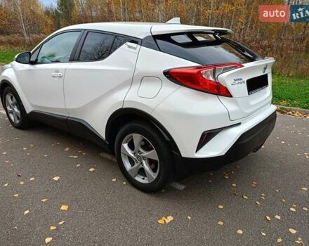 Белый Тойота C-HR, объемом двигателя 1.2 л и пробегом 93 тыс. км за 18698 $, фото 9 на Automoto.ua