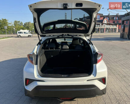 Белый Тойота C-HR, объемом двигателя 1.8 л и пробегом 144 тыс. км за 21900 $, фото 55 на Automoto.ua