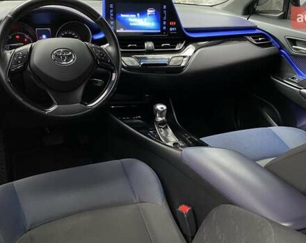 Белый Тойота C-HR, объемом двигателя 1.8 л и пробегом 108 тыс. км за 23164 $, фото 8 на Automoto.ua