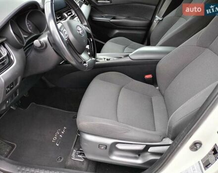 Белый Тойота C-HR, объемом двигателя 1.2 л и пробегом 93 тыс. км за 18698 $, фото 15 на Automoto.ua