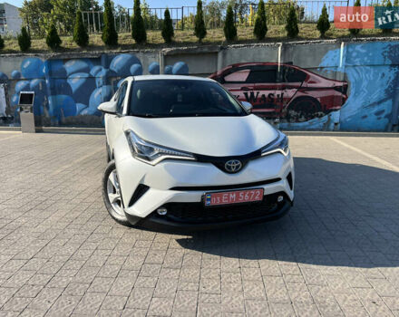 Белый Тойота C-HR, объемом двигателя 1.8 л и пробегом 144 тыс. км за 21900 $, фото 2 на Automoto.ua
