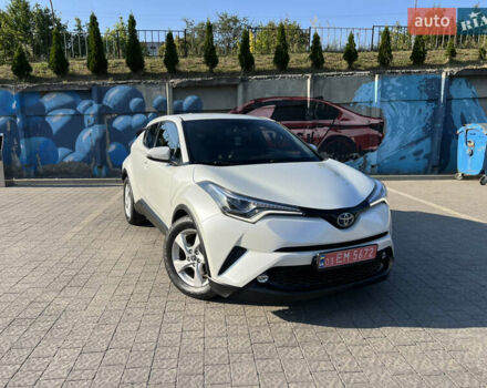 Белый Тойота C-HR, объемом двигателя 1.8 л и пробегом 144 тыс. км за 21900 $, фото 1 на Automoto.ua