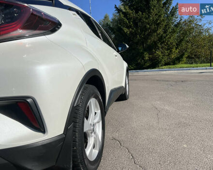 Белый Тойота C-HR, объемом двигателя 1.8 л и пробегом 139 тыс. км за 20900 $, фото 16 на Automoto.ua