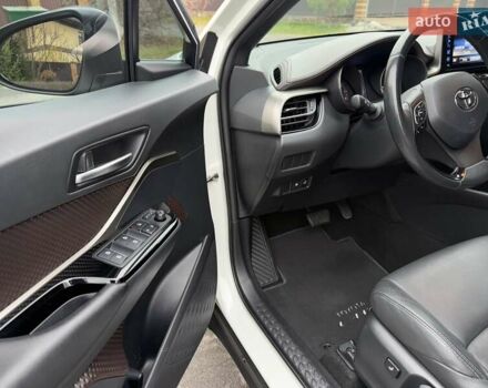Белый Тойота C-HR, объемом двигателя 1.2 л и пробегом 88 тыс. км за 21500 $, фото 20 на Automoto.ua