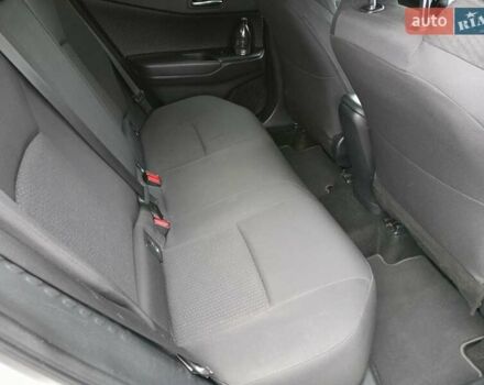 Белый Тойота C-HR, объемом двигателя 1.2 л и пробегом 93 тыс. км за 18698 $, фото 18 на Automoto.ua
