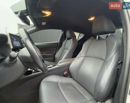 Белый Тойота C-HR, объемом двигателя 1.2 л и пробегом 88 тыс. км за 21500 $, фото 24 на Automoto.ua