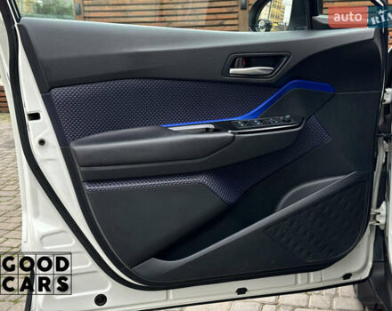 Білий Тойота C-HR, об'ємом двигуна 1.99 л та пробігом 64 тис. км за 25000 $, фото 17 на Automoto.ua