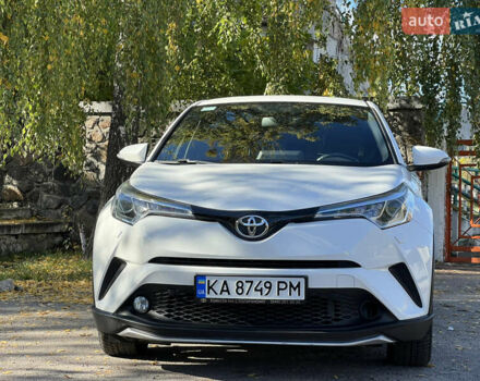 Белый Тойота C-HR, объемом двигателя 1.2 л и пробегом 57 тыс. км за 18750 $, фото 2 на Automoto.ua