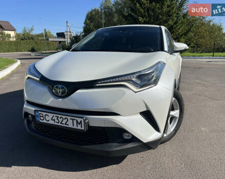 Белый Тойота C-HR, объемом двигателя 1.8 л и пробегом 139 тыс. км за 20900 $, фото 2 на Automoto.ua