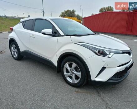 Белый Тойота C-HR, объемом двигателя 1.2 л и пробегом 93 тыс. км за 18700 $, фото 6 на Automoto.ua